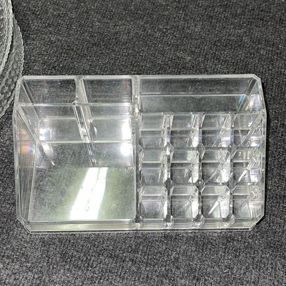 Four items -MAKEUP ORGANIZERS - Picture 4 of 5